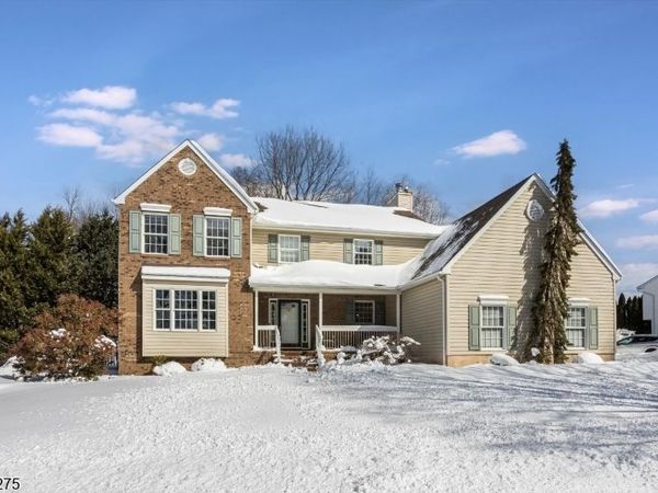 10 Hawthorn Dr, Roxbury, NJ 07876