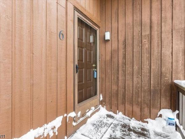 2 Squaw Valley Ct, Vernon, NJ 07462