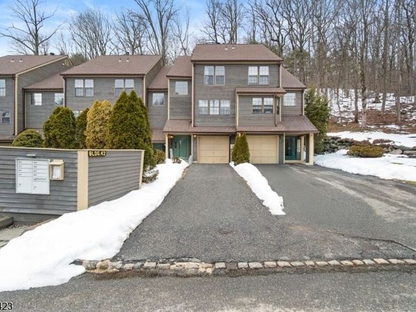42 Lexington Ln, West Milford, NJ 07480