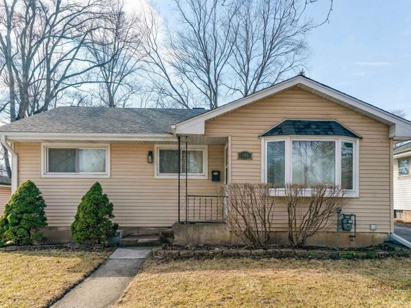 222 Prospect Avenue , Mundelein, IL 60060