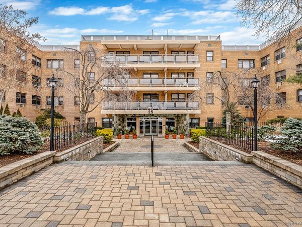 25 Park Place, Unit 2L, Great Neck, NY 11021