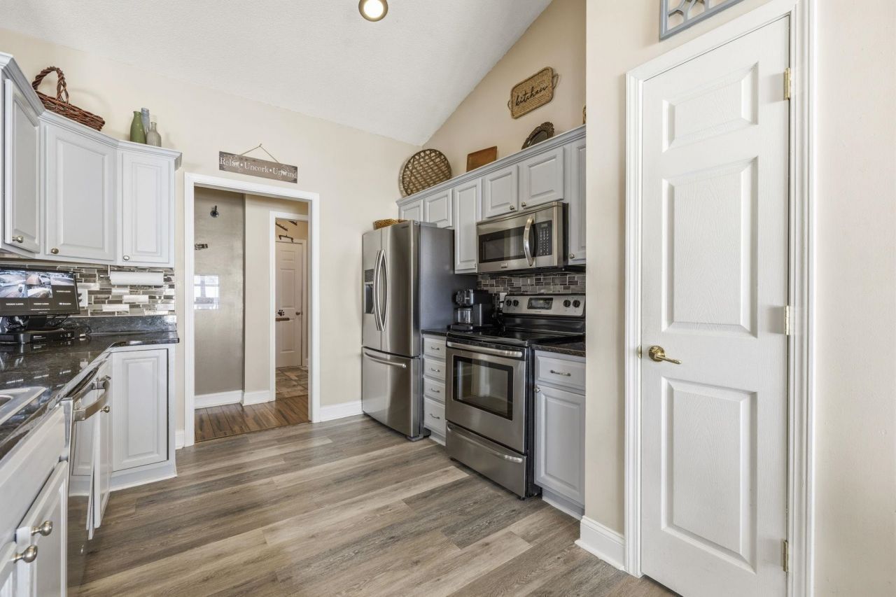 200 Silverbelle Blvd.  Photo 10