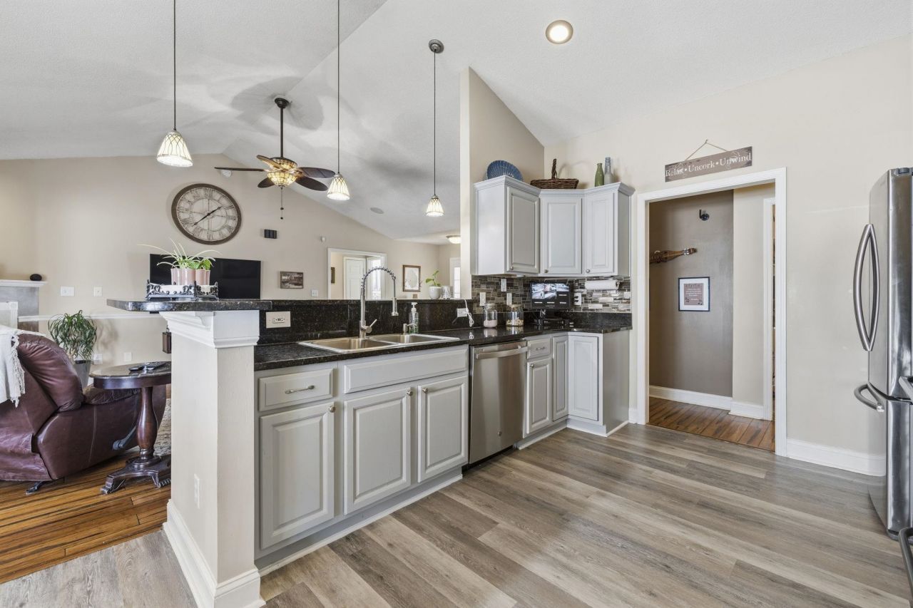 200 Silverbelle Blvd.  Photo 11