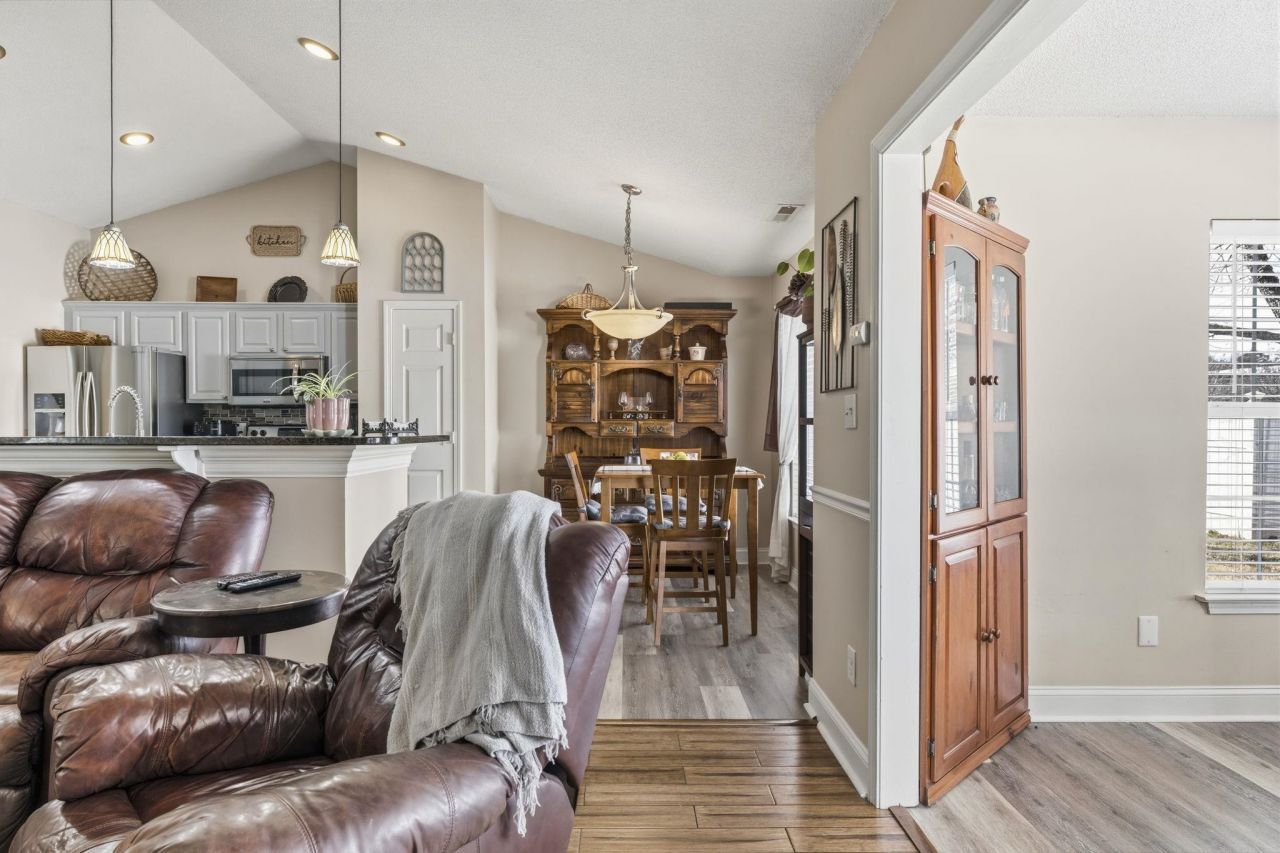 200 Silverbelle Blvd.  Photo 14