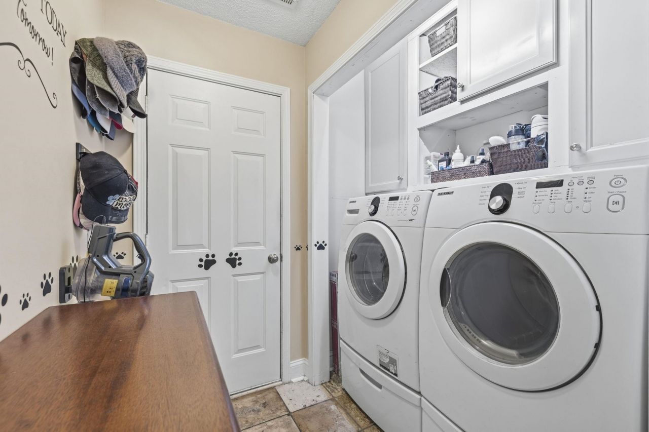 200 Silverbelle Blvd.  Photo 33