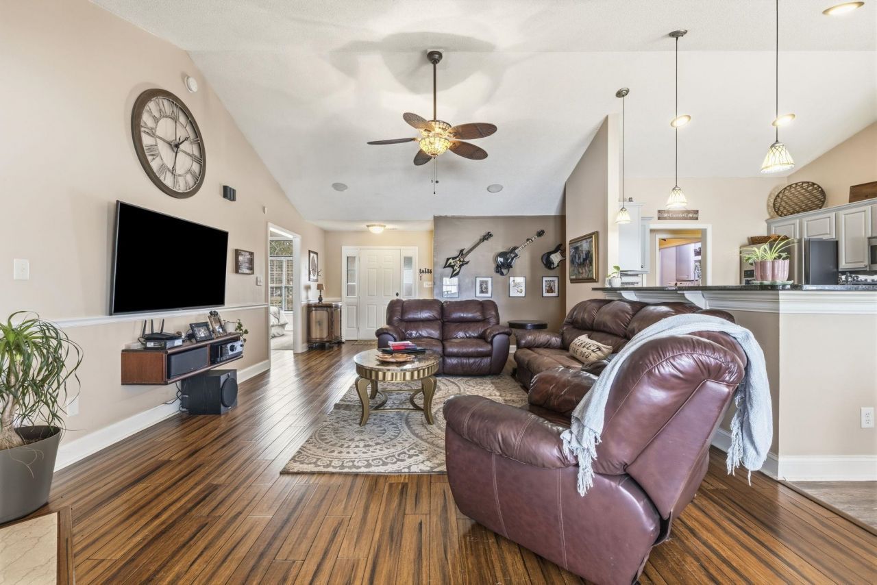 200 Silverbelle Blvd.  Photo 8