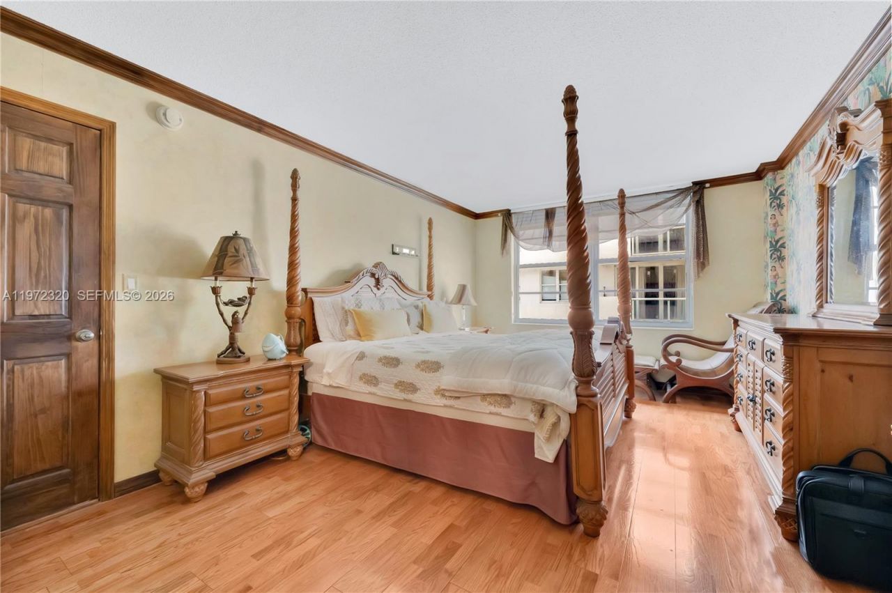 5555 Collins Ave , Unit 5B, Miami Beach, FL 33140 Photo