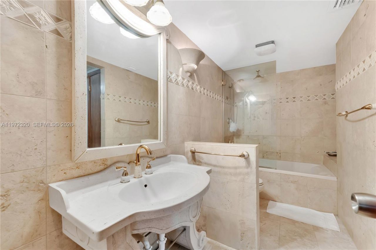 5555 Collins Ave , Unit 5B, Miami Beach, FL 33140 Photo