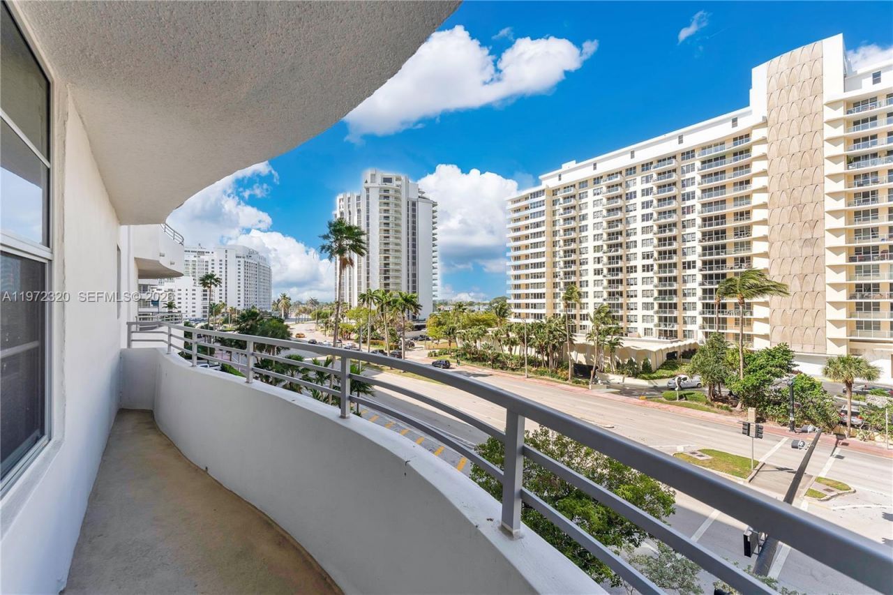 5555 Collins Ave , Unit 5B, Miami Beach, FL 33140 Photo