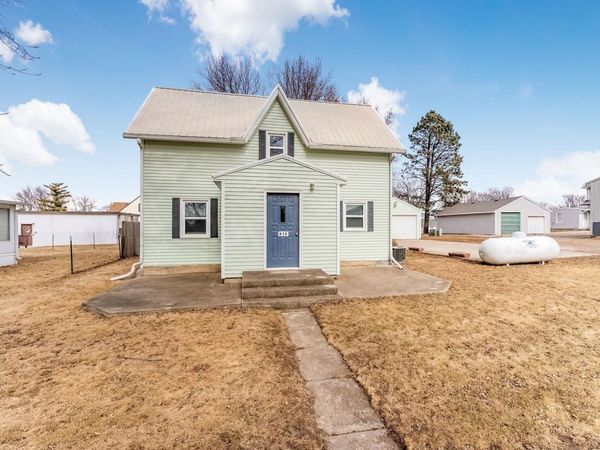 915 Fell St, Larchwood, IA 51241