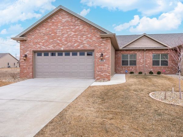 1906 Dunraven Road, Bloomington, IL 61704