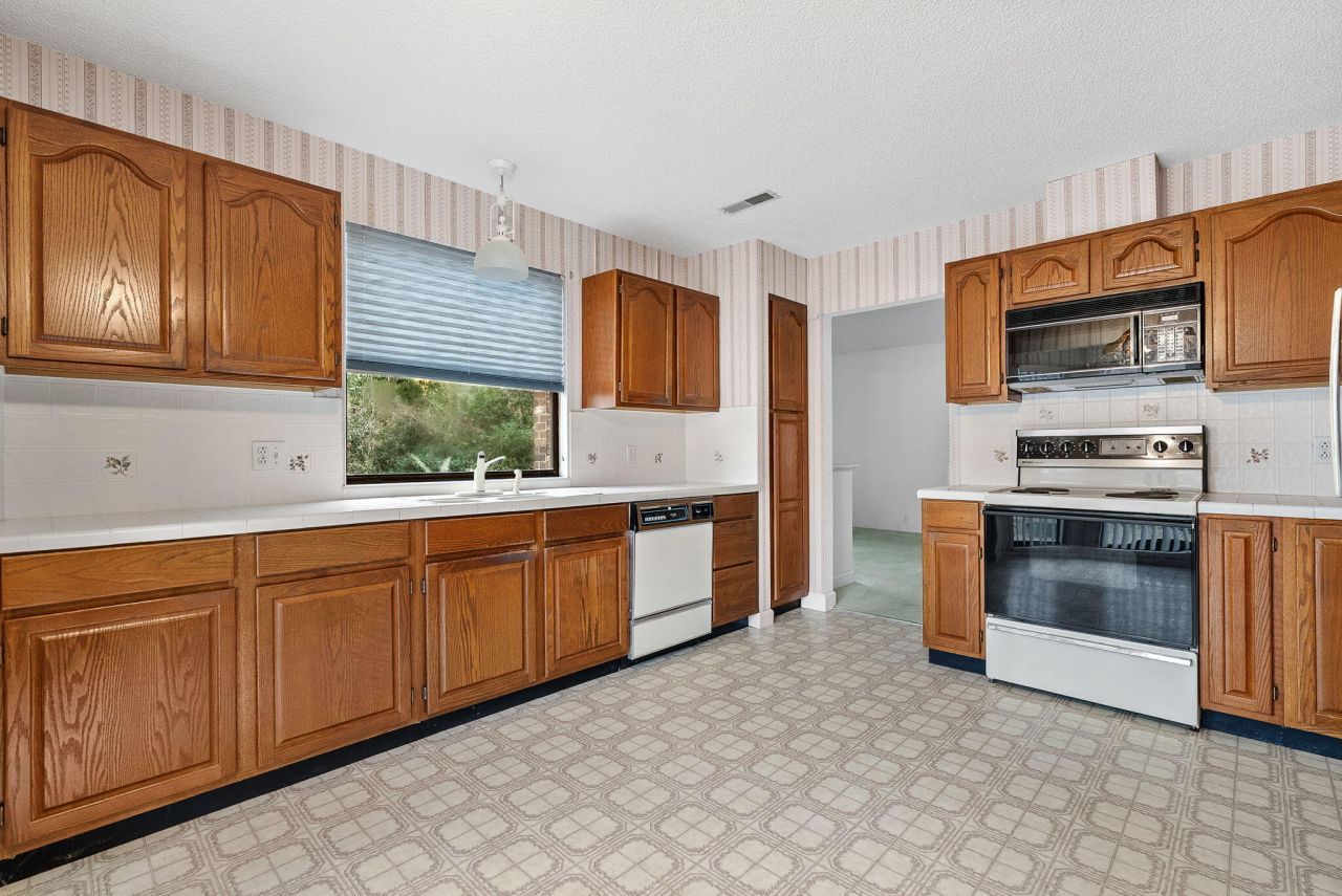 108 Themens Road  Photo 12