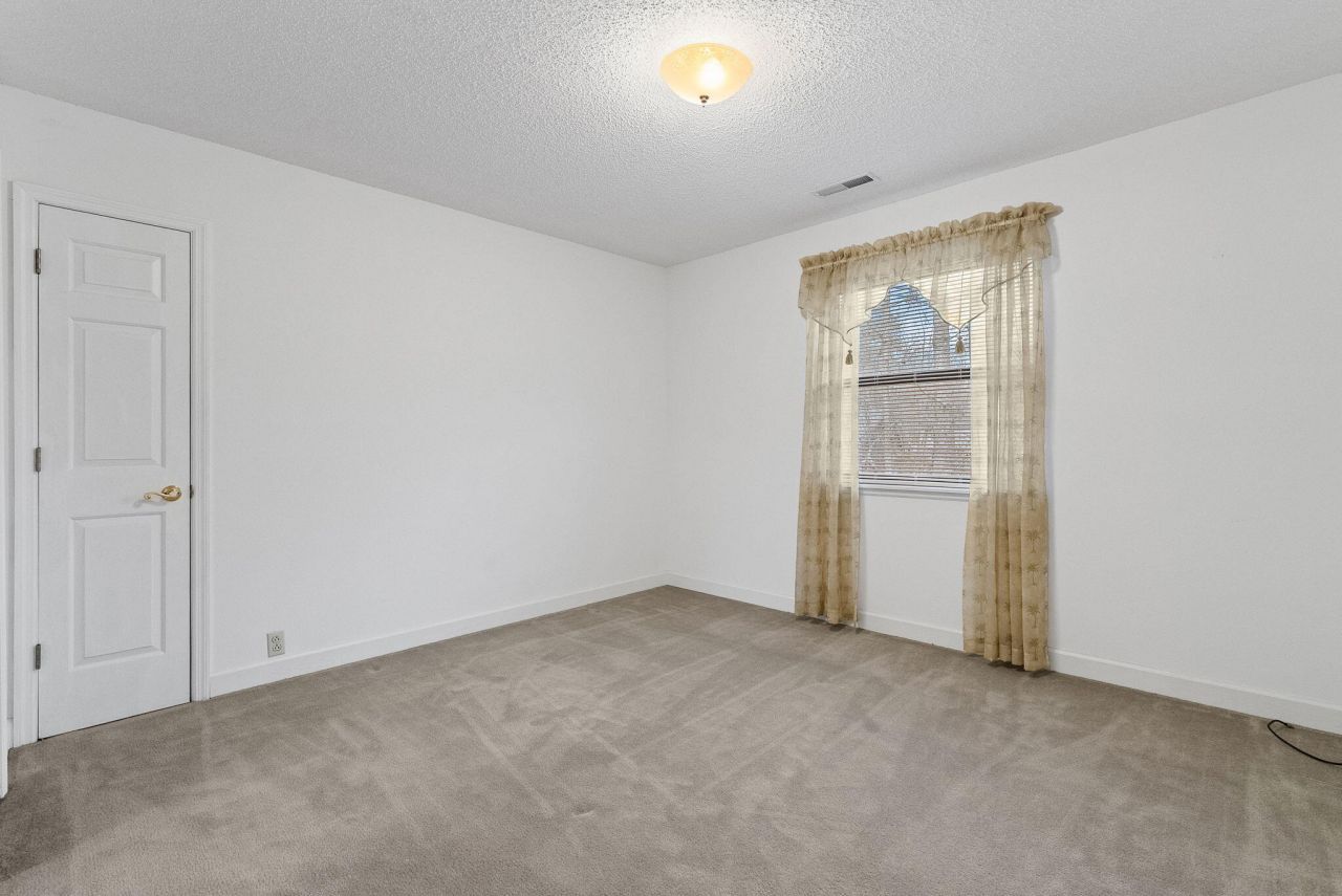 108 Themens Road  Photo 15