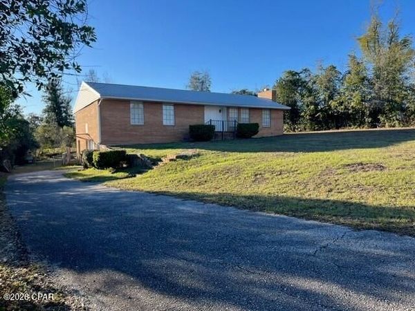 2943 Dogwood Street , Marianna, FL 32446