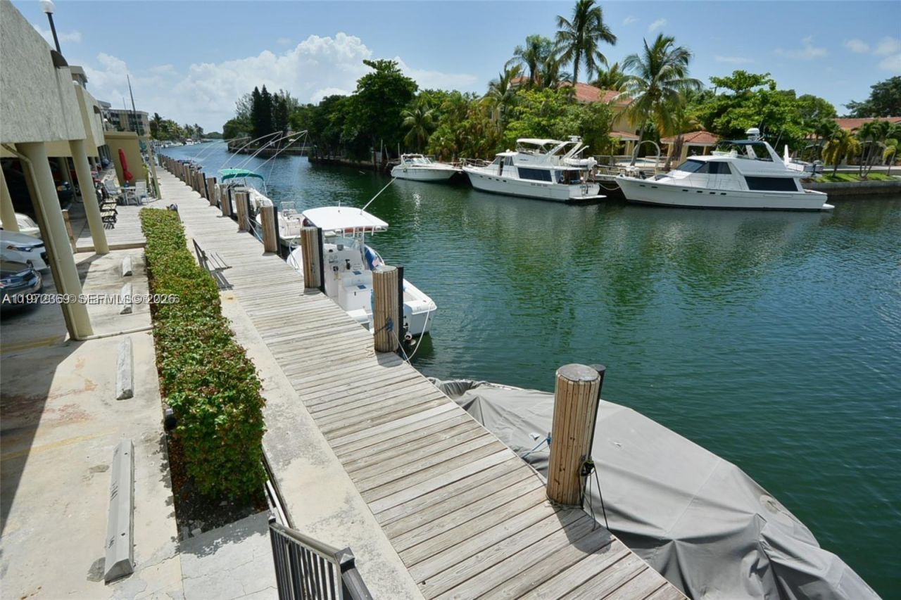 2500 NE 135 , Unit 502, North Miami, FL 33181 Photo