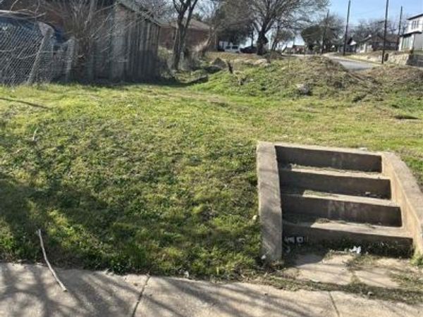 1735 E Waco Avenue, Dallas, TX 75216