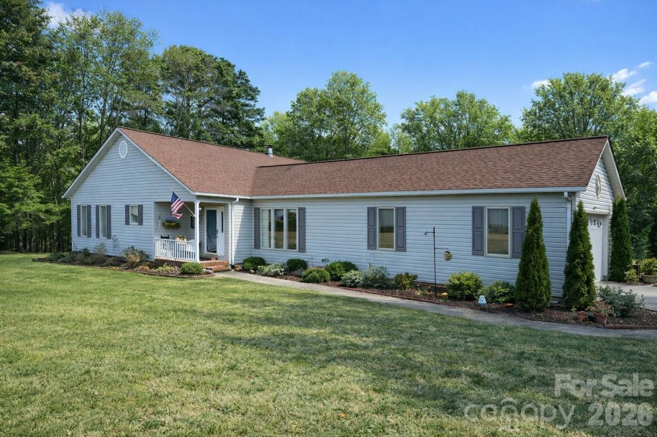 411 27th Avenue Circle Nw, Hickory, NC 28601 Main Photo