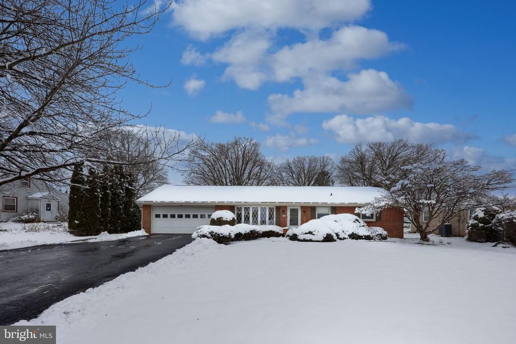 811 W Main Street, New Holland, PA 17557 Main Photo