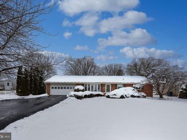 811 W MAIN STREET, NEW HOLLAND, PA 17557