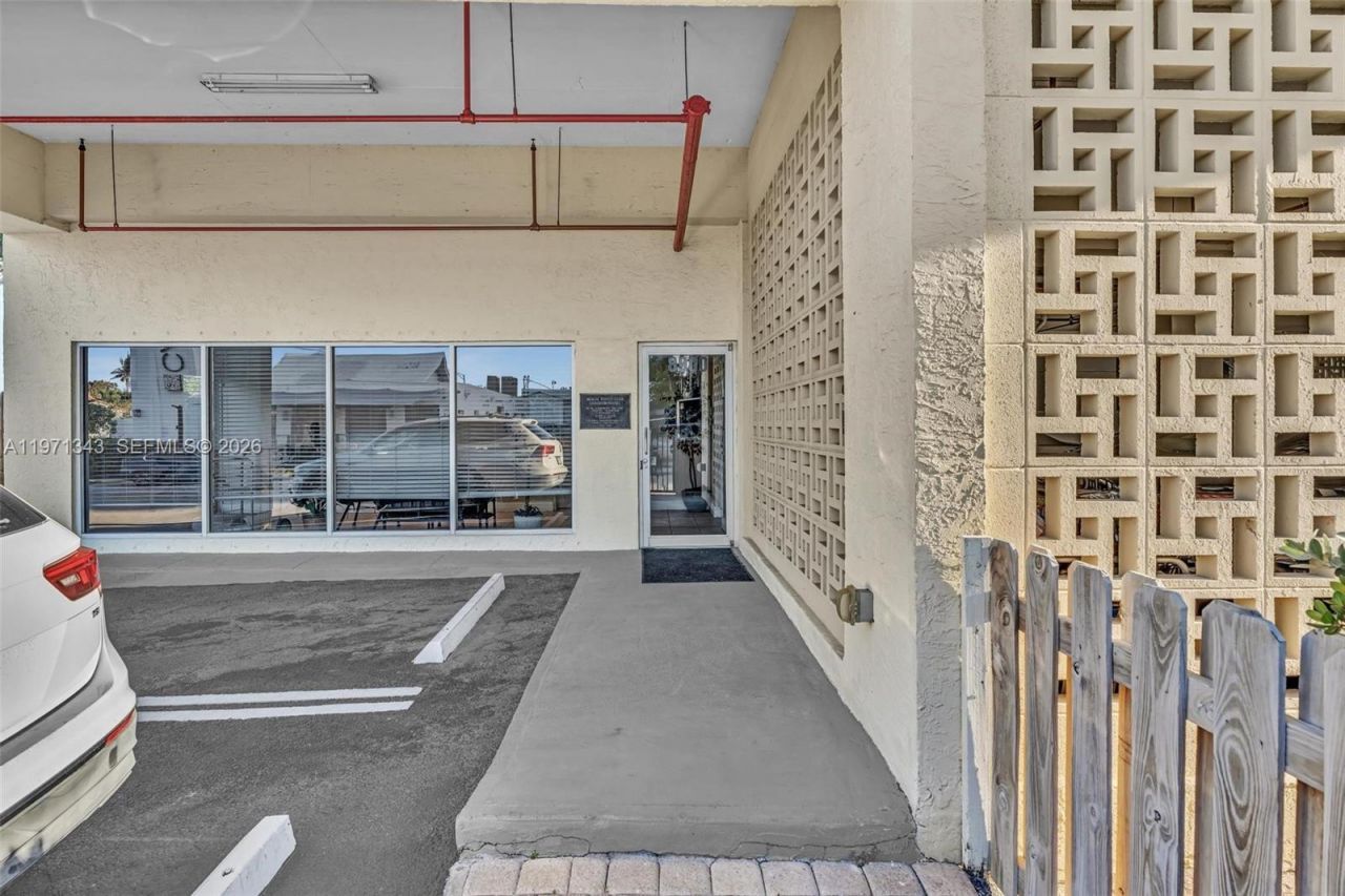 8900 Collins Ave , Unit 304, Surfside, FL 33154 Photo