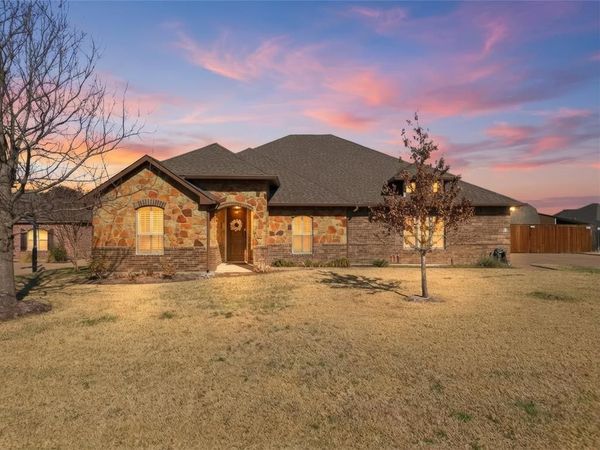 1108 Steamboat Drive, Hewitt, TX 76643