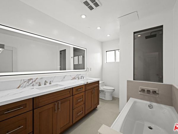 136 S Palm Drive, Unit 301, Beverly Hills, CA 90212