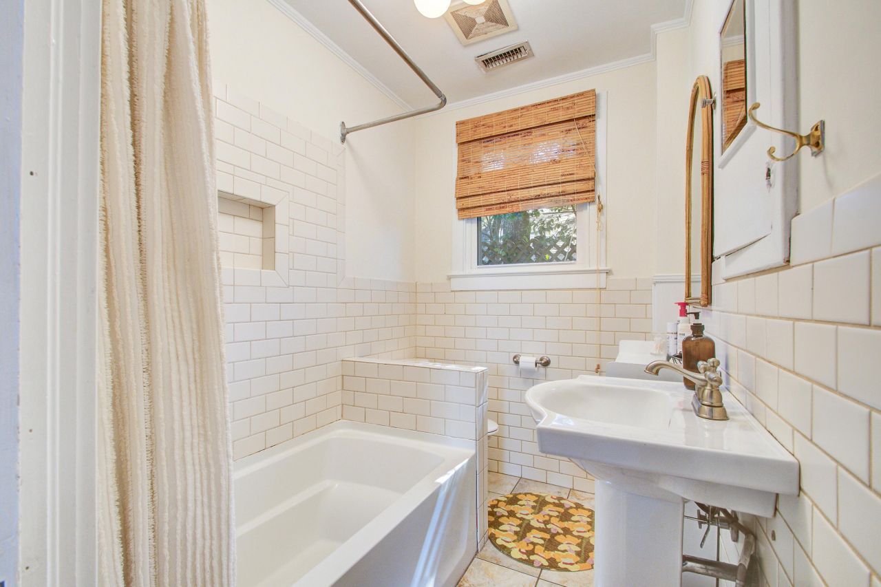 225 Plymouth Avenue Photo 10