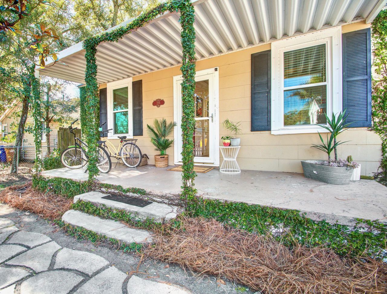 225 Plymouth Avenue Photo 3