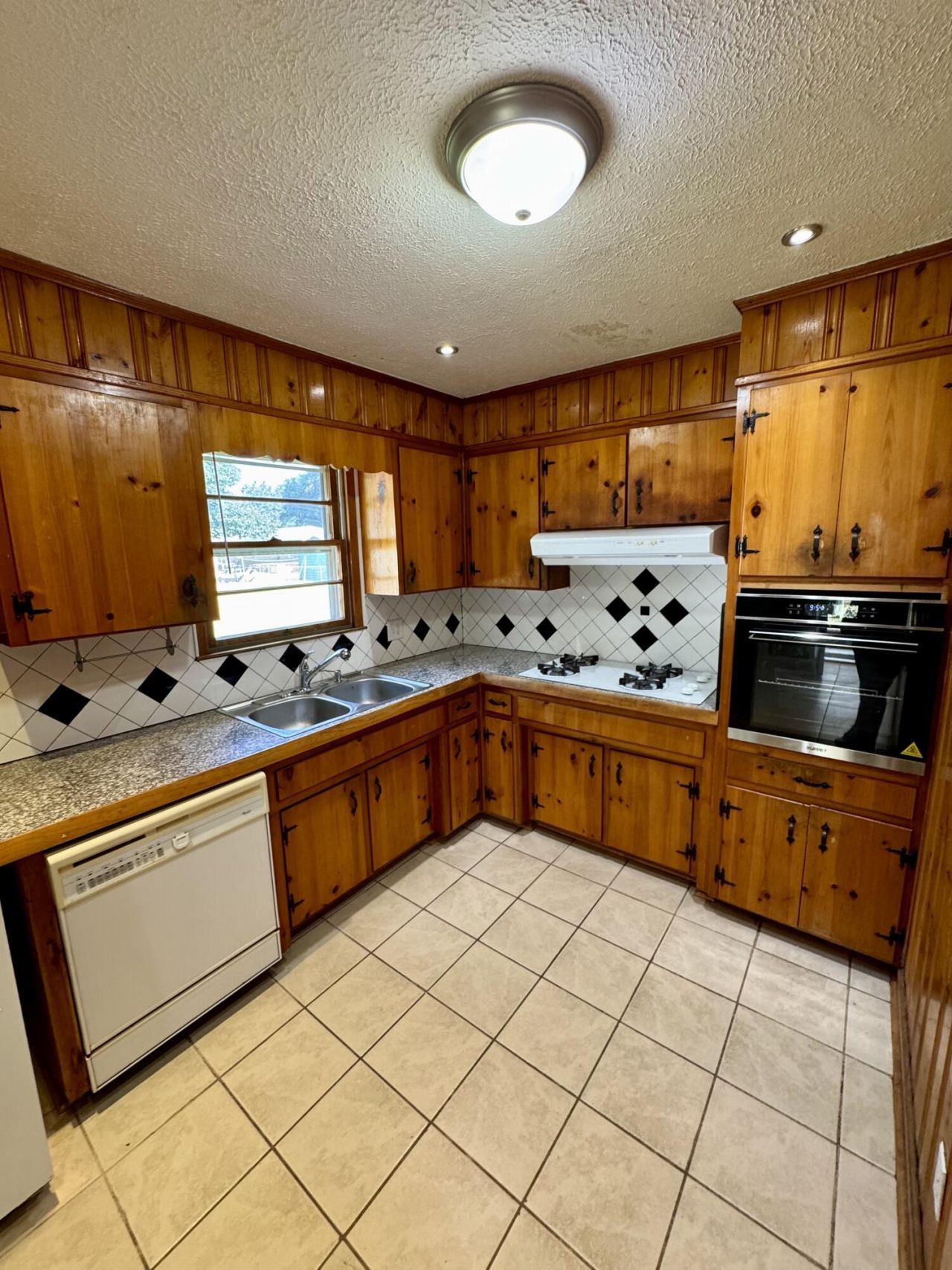 115 Williams Street Photo 12