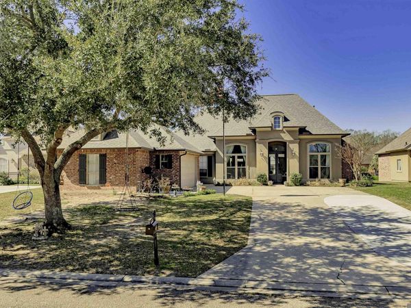 12351 Oak Brook Dr, Geismar, LA 70734