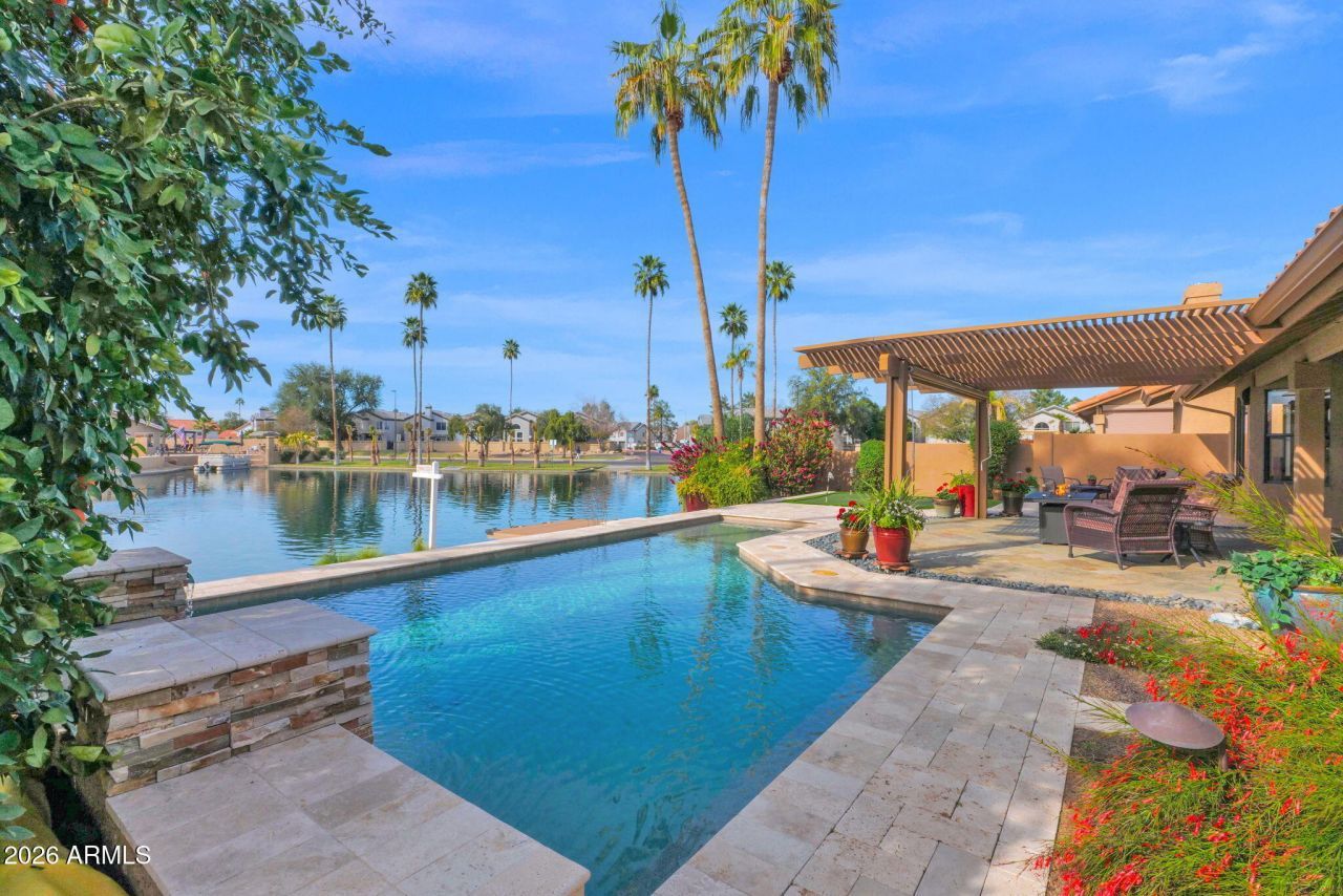 518 S Lagoon Drive, Gilbert, AZ 85233 Main Photo