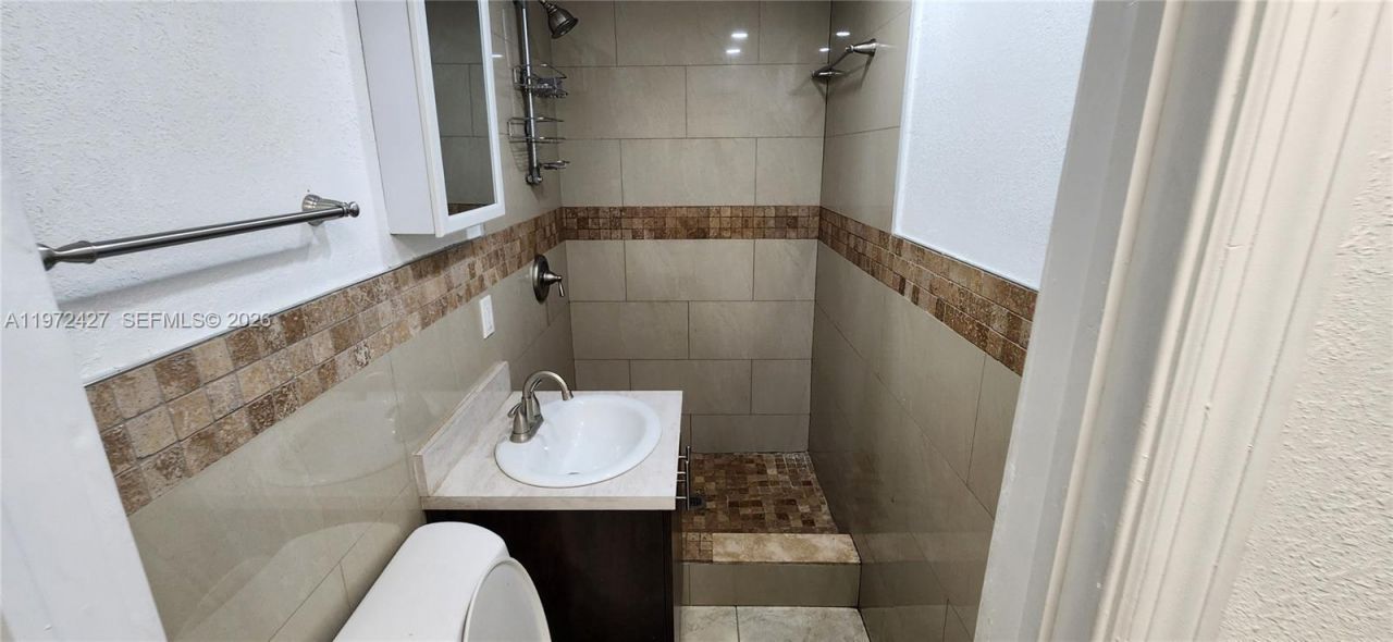 1490/1492 NW 38th St, Miami, FL 33142 Photo