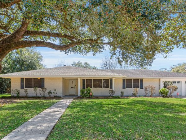 303 Edgewater Drive , New Iberia, LA 70563