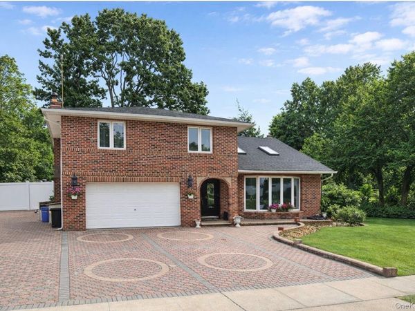 48 Robin Lane, Plainview, NY 11803