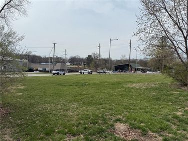 8701 N Oak Trafficway, Kansas City, MO 64155