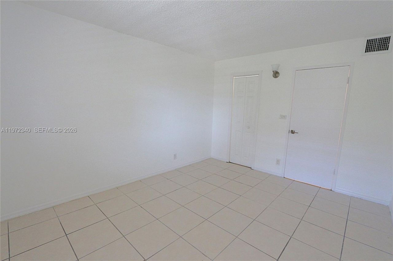 4550 NW 9th St, Unit 305E, Miami, FL 33126 Photo