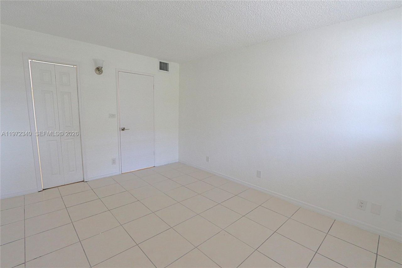4550 NW 9th St, Unit 305E, Miami, FL 33126 Photo