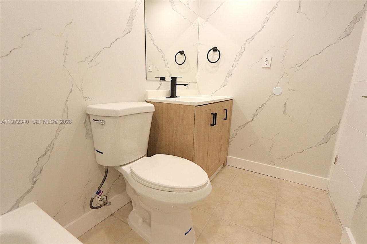 4550 NW 9th St, Unit 305E, Miami, FL 33126 Photo