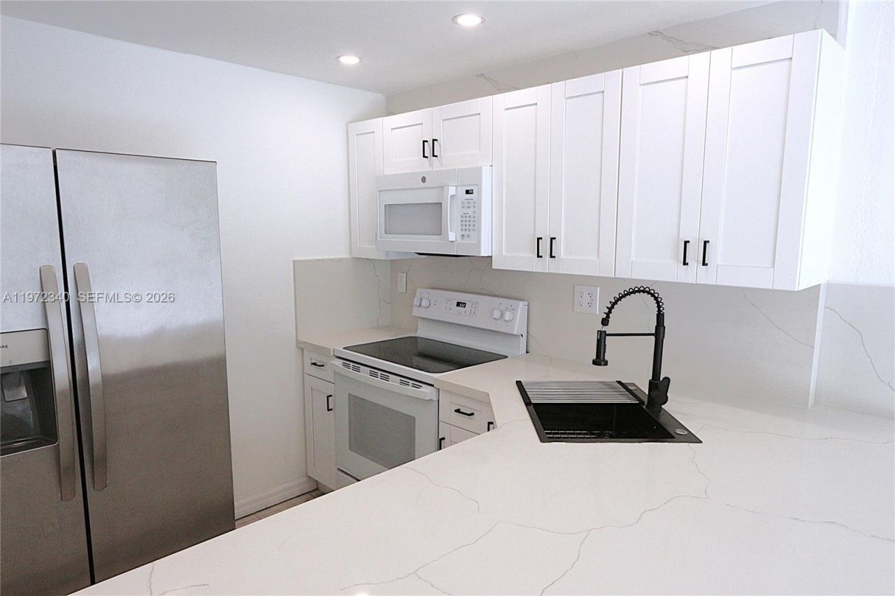 4550 NW 9th St, Unit 305E, Miami, FL 33126 Photo