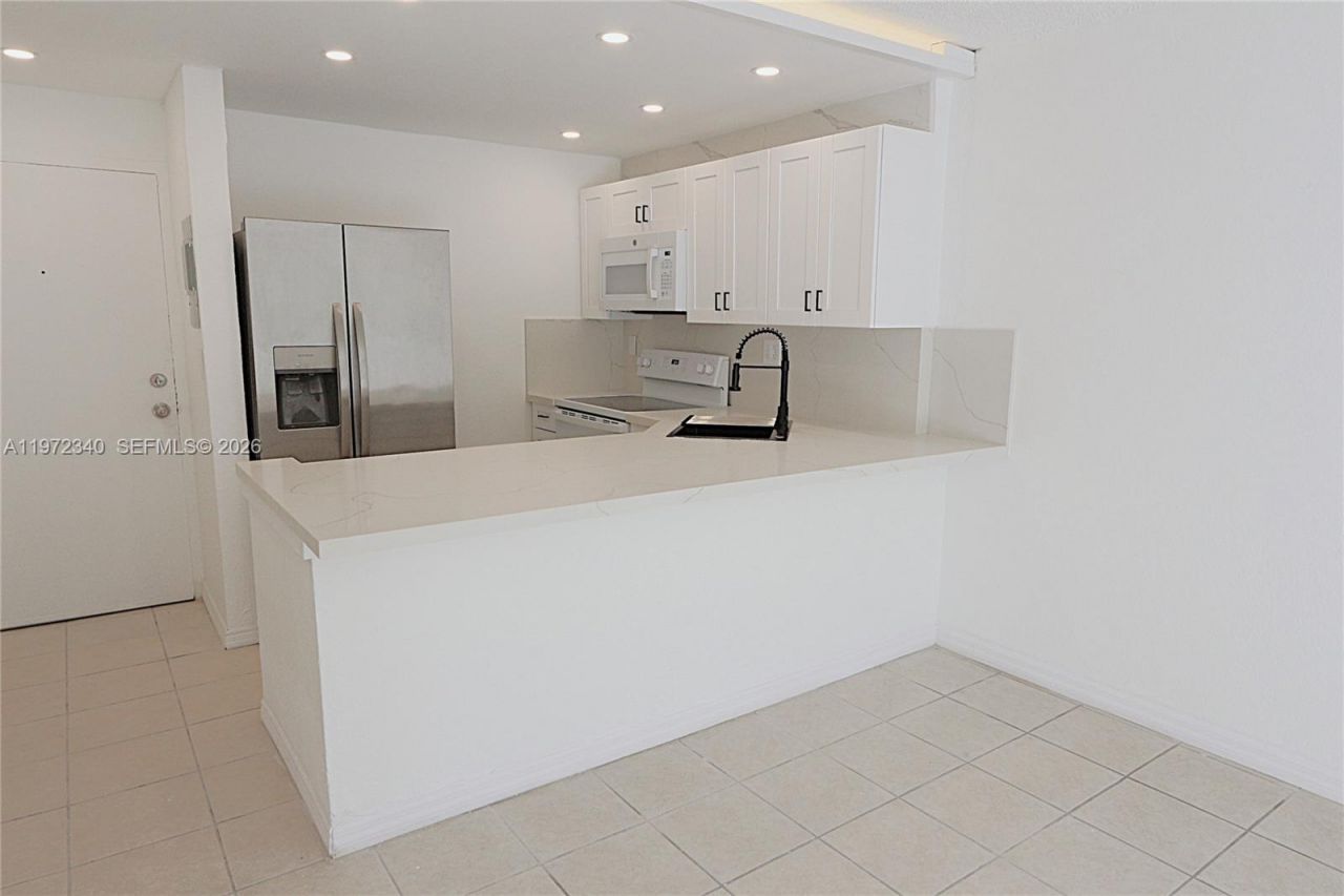 4550 NW 9th St, Unit 305E, Miami, FL 33126 Photo