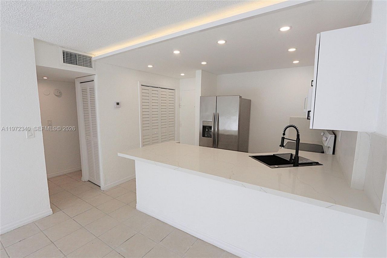 4550 NW 9th St, Unit 305E, Miami, FL 33126 Photo