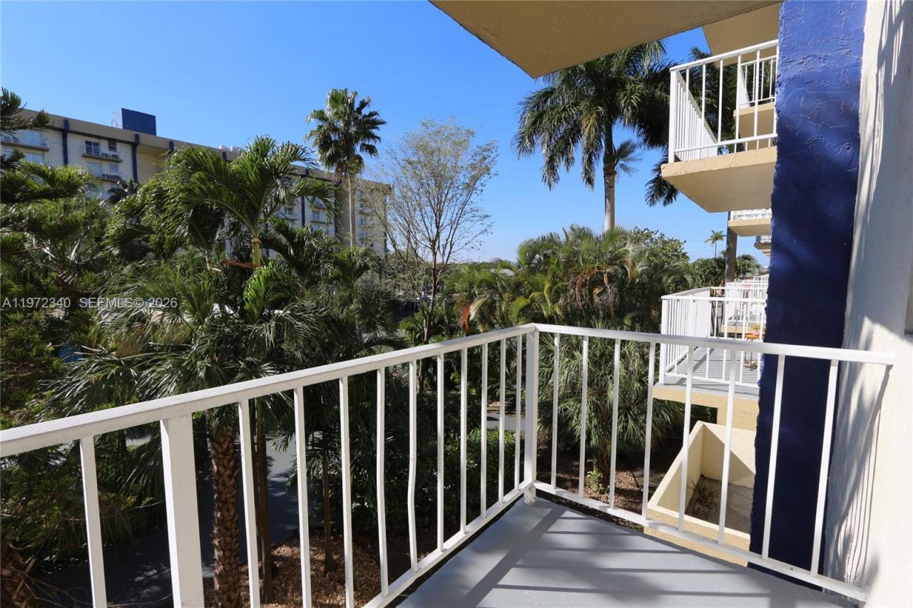 4550 NW 9th St, Unit 305E, Miami, FL 33126 Photo