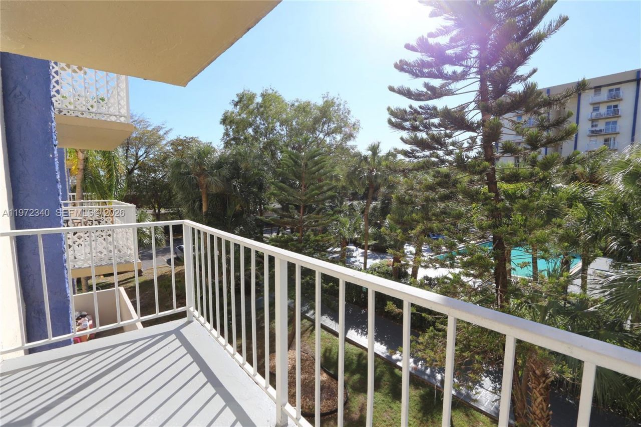 4550 NW 9th St, Unit 305E, Miami, FL 33126 Photo