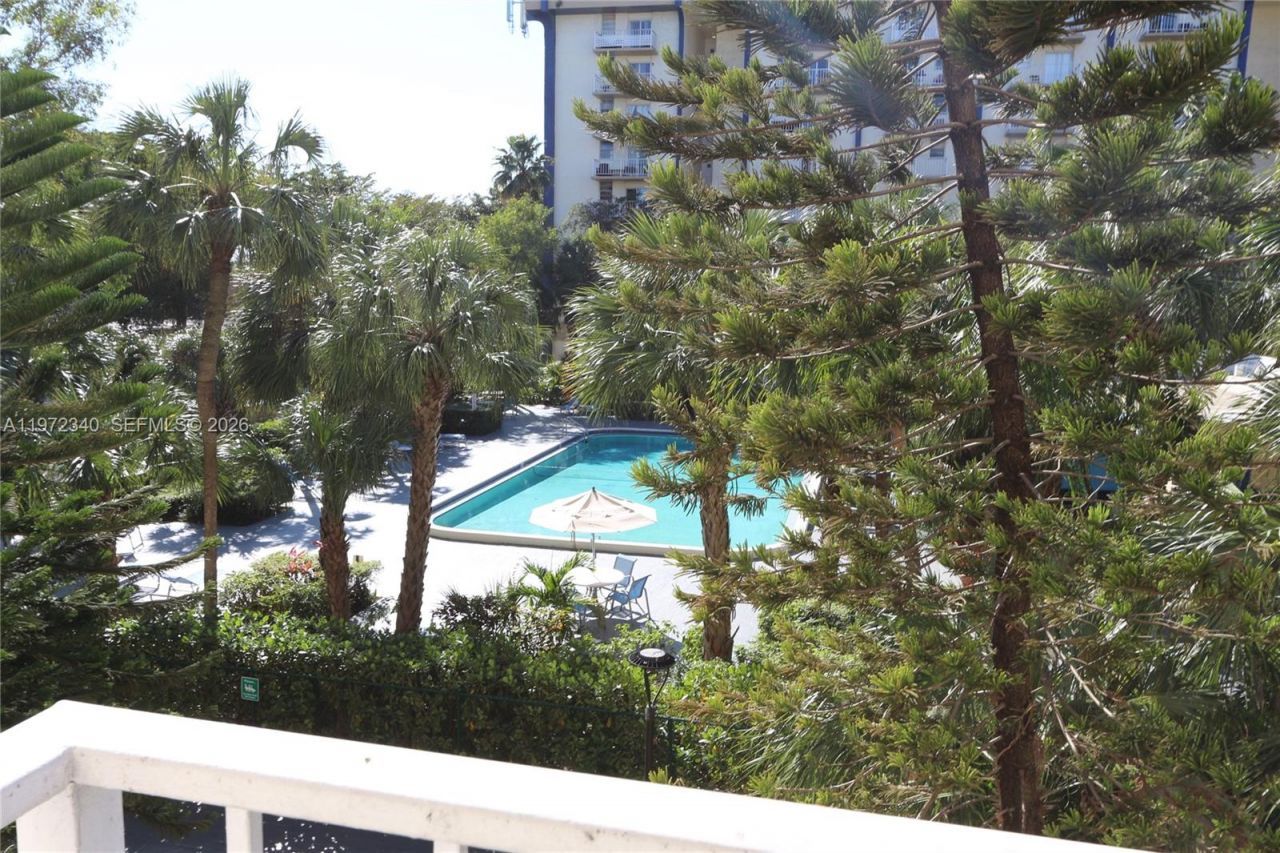 4550 NW 9th St, Unit 305E, Miami, FL 33126 Photo