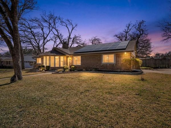 203 Oak Forest Trail , Euless, TX 76039