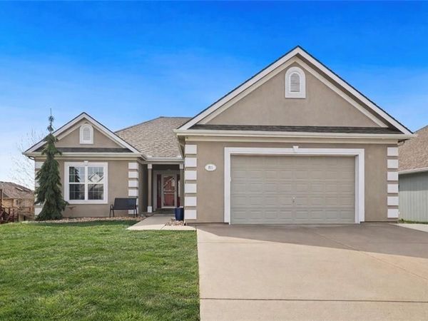 811 Cherry Lane, Smithville, MO 64089