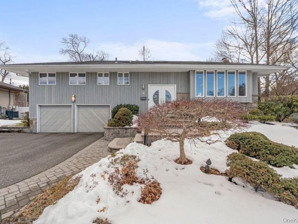 31 Prescott Place, Old Bethpage, NY 11804