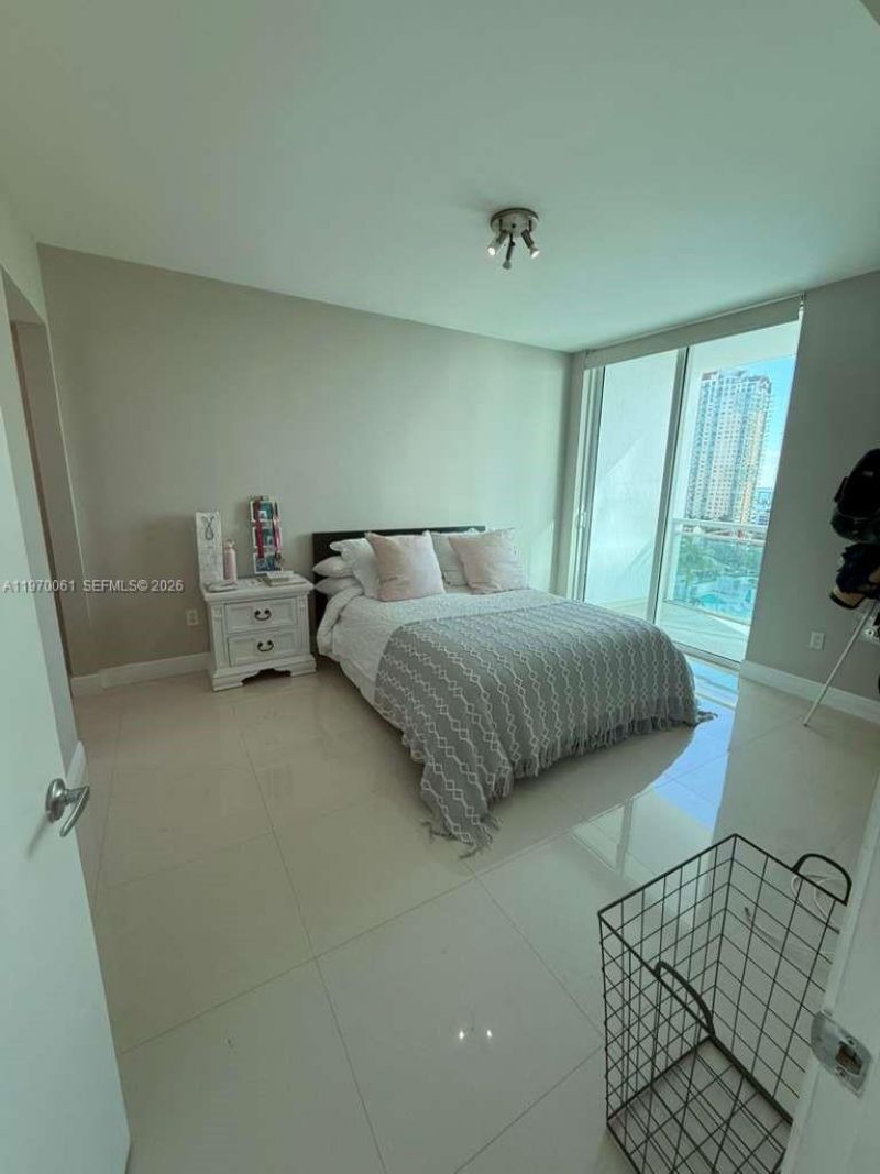 950 Brickell Bay Dr, Unit 1505, Miami, FL 33131 Photo