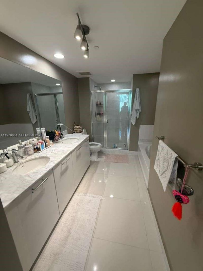 950 Brickell Bay Dr, Unit 1505, Miami, FL 33131 Photo