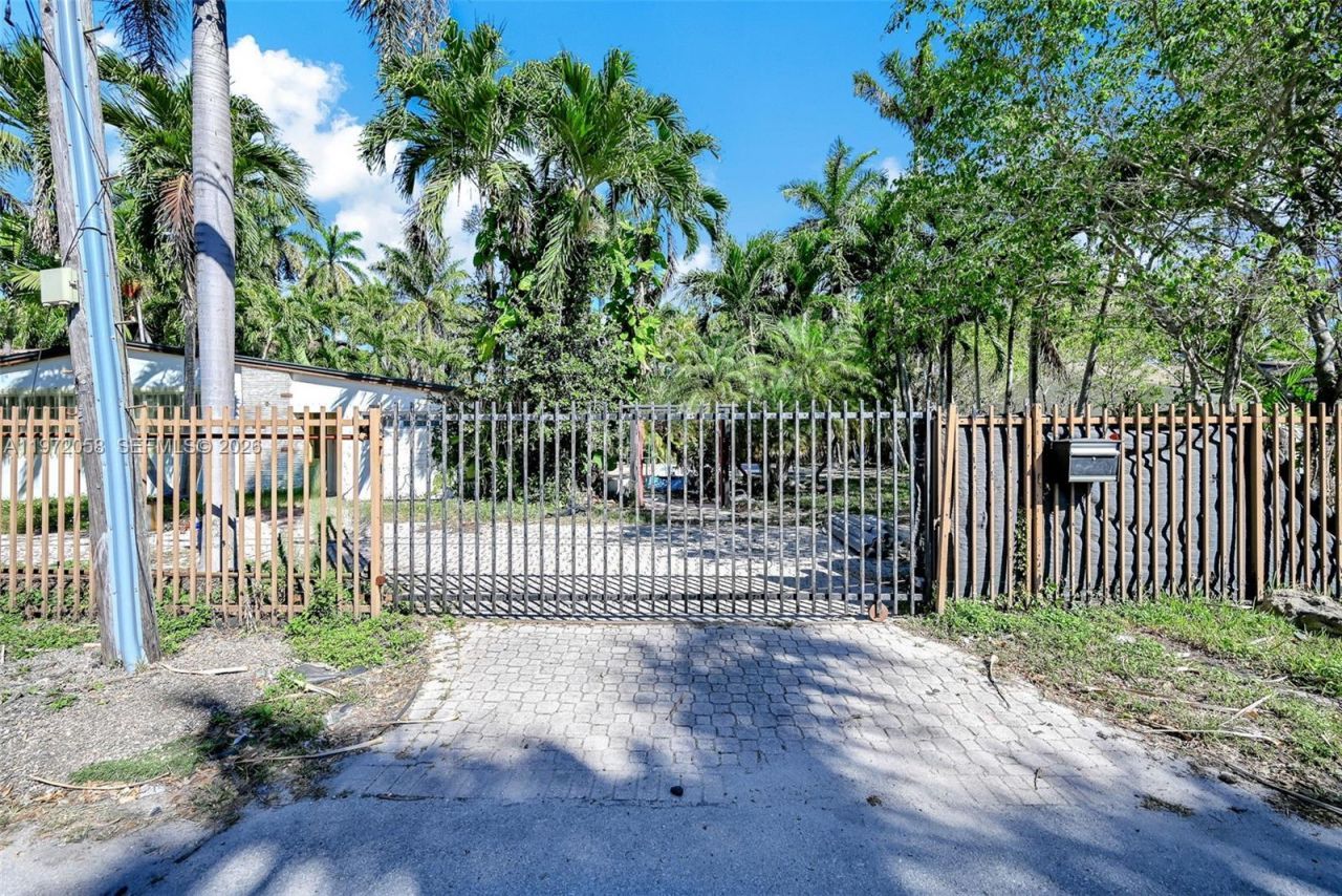 1025 NE 84th St, Miami, FL 33138 Photo